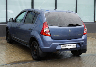 Подержанный автомобиль Renault Sandero 2011 года (3 фото)