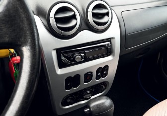 Подержанный автомобиль Renault Sandero 2012 года (11 фото)