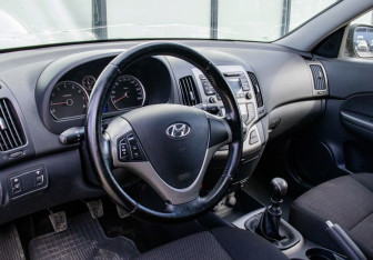 Подержанный автомобиль Hyundai i30 Hatchback 2009 года (14 фото)