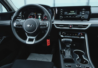 Подержанный автомобиль Kia K5 2021 года (10 фото)