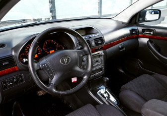 Подержанный автомобиль Toyota Avensis Liftback 2005 года (15 фото)