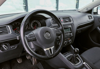 Подержанный автомобиль Volkswagen Jetta Sedan 2013 года (10 фото)