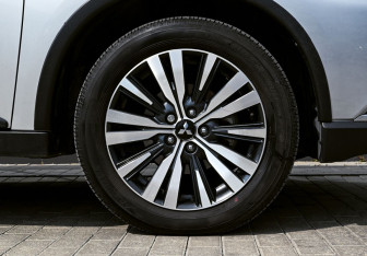 Подержанный автомобиль Mitsubishi Outlander 2020 года (21 фото)