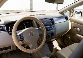 Подержанный автомобиль Nissan Tiida Hatchback 2007 года (14 фото)
