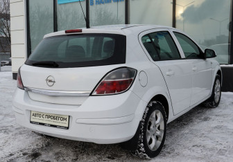 Подержанный автомобиль Opel Astra Hatchback 2012 года (5 фото)
