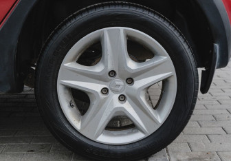 Подержанный автомобиль Renault Sandero 2017 года (17 фото)