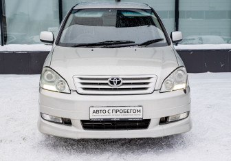 Подержанный автомобиль Toyota Ipsum 2002 года (8 фото)