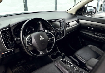 Подержанный автомобиль Mitsubishi Outlander 2014 года (15 фото)