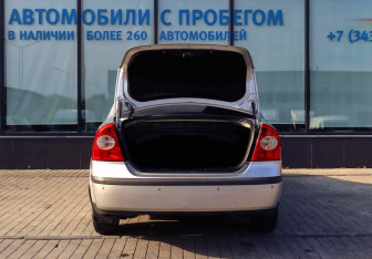 Подержанный автомобиль Ford Focus Sedan 2006 года (19 фото)