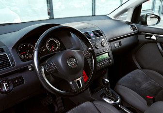 Подержанный автомобиль Volkswagen Touran 2012 года (14 фото)