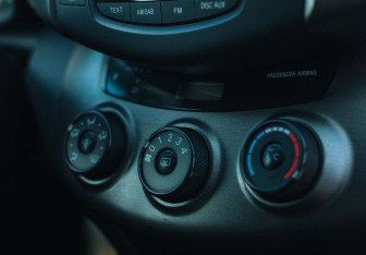 Подержанный автомобиль Toyota RAV4 2011 года (14 фото)