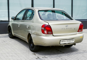 Подержанный автомобиль Toyota Platz 2000 года (3 фото)