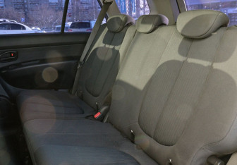 Подержанный автомобиль Kia Carens 2007 года (17 фото)