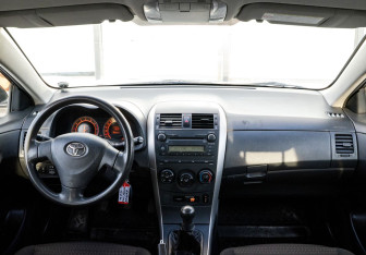 Подержанный автомобиль Toyota Corolla Sedan 2008 года (12 фото)