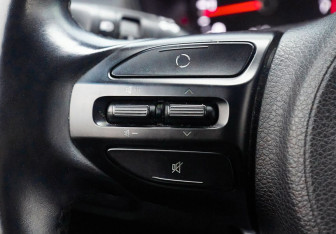 Подержанный автомобиль Kia Rio Hatchback 2017 года (13 фото)
