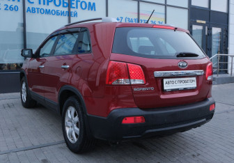 Подержанный автомобиль Kia Sorento 2012 года (3 фото)