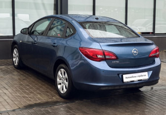 Подержанный автомобиль Opel Astra Sedan 2013 года (3 фото)