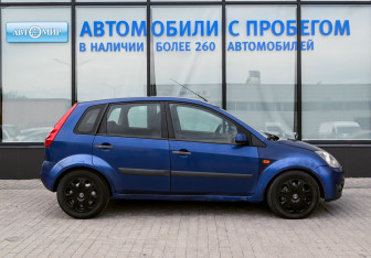 Подержанный автомобиль Ford Fiesta Hatchback 2007 года (6 фото)