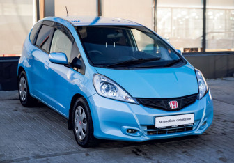 Подержанный автомобиль Honda Fit 2013 года (7 фото)