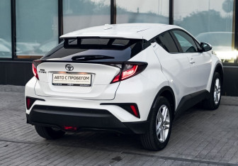 Подержанный автомобиль Toyota C-HR 2019 года (5 фото)