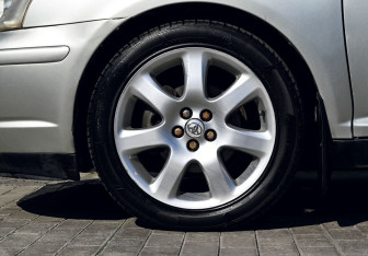 Подержанный автомобиль Toyota Avensis Sedan 2006 года (24 фото)