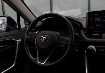 Подержанный автомобиль Toyota RAV4 2020 года (21 фото)