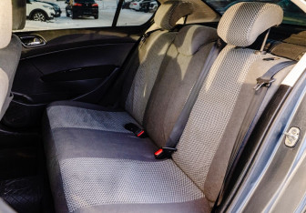 Подержанный автомобиль Peugeot 408 2014 года (16 фото)