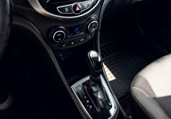 Подержанный автомобиль Hyundai Solaris Hatchback 2014 года (10 фото)