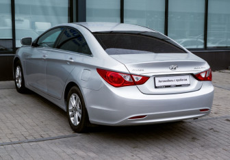 Подержанный автомобиль Hyundai Sonata 2011 года (3 фото)