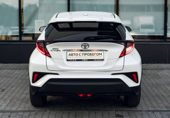 Подержанный автомобиль Toyota C-HR 2019 года (4 фото)