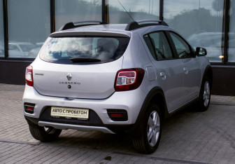 Подержанный автомобиль Renault Sandero 2017 года (5 фото)