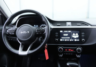Подержанный автомобиль Kia Rio Sedan 2022 года (10 фото)