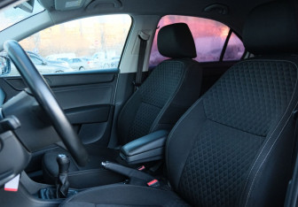 Подержанный автомобиль Skoda Rapid Liftback 2016 года (18 фото)