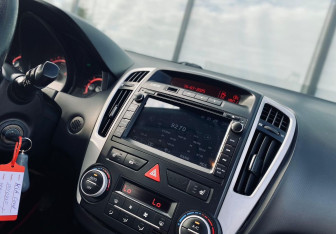 Подержанный автомобиль Kia Ceed Hatchback 2012 года (11 фото)