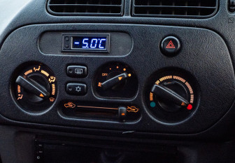 Подержанный автомобиль Mitsubishi Lancer Sedan 2000 года (14 фото)