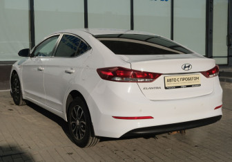Подержанный автомобиль Hyundai Elantra Sedan 2016 года (3 фото)