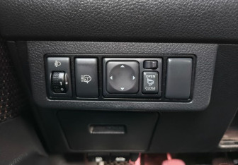 Подержанный автомобиль Nissan Tiida Hatchback 2012 года (15 фото)