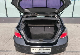 Подержанный автомобиль Opel Astra Hatchback 2013 года (18 фото)