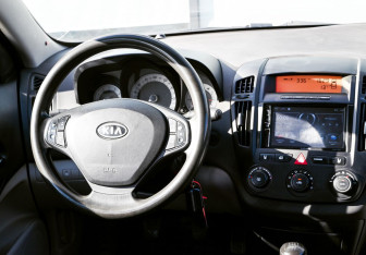 Подержанный автомобиль Kia Ceed Hatchback 2007 года (18 фото)