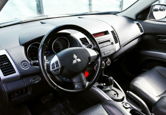 Подержанный автомобиль Mitsubishi Outlander 2012 года (14 фото)