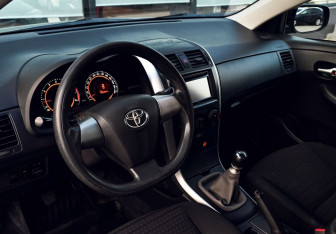 Подержанный автомобиль Toyota Corolla Sedan 2012 года (12 фото)