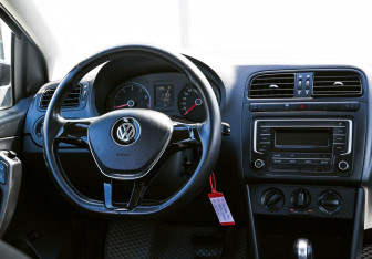 Подержанный автомобиль Volkswagen Polo Sedan 2017 года (17 фото)