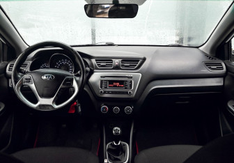 Подержанный автомобиль Kia Rio Sedan 2015 года (18 фото)