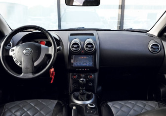 Подержанный автомобиль Nissan Qashqai 2008 года (17 фото)