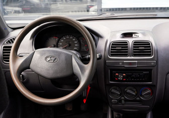Подержанный автомобиль Hyundai Accent Sedan 2006 года (15 фото)