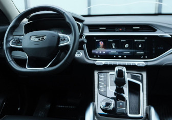 Подержанный автомобиль Geely Atlas Pro 2022 года (10 фото)