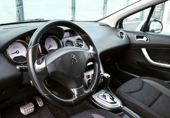 Подержанный автомобиль Peugeot 408 2016 года (13 фото)