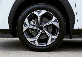 Подержанный автомобиль Geely Atlas 2024 года (22 фото)