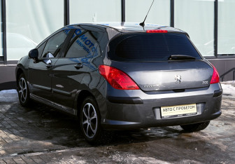 Подержанный автомобиль Peugeot 308 Hatchback 2010 года (3 фото)