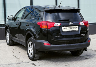 Подержанный автомобиль Toyota RAV4 2015 года (3 фото)
